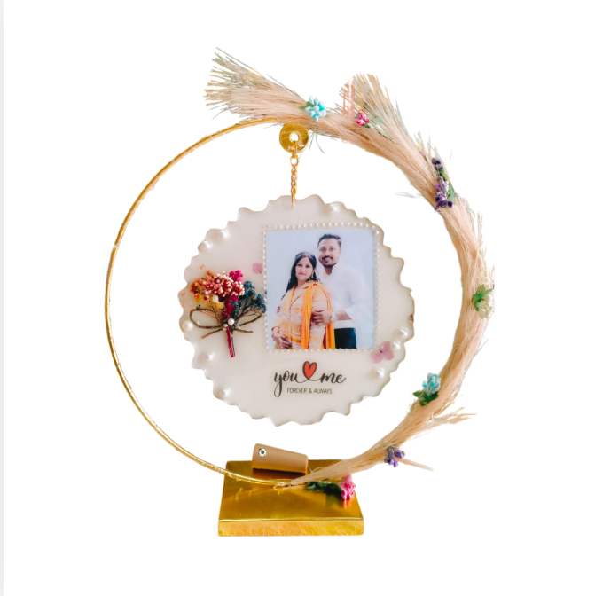 Darak Gifting Co. Personalised Resin Art Hanging Plate 12 inch Round | 8 inch Photo Plate, Romantic Couples Theme, Dried Floral Decor, Gold Ring Stand, Custom Photo Print